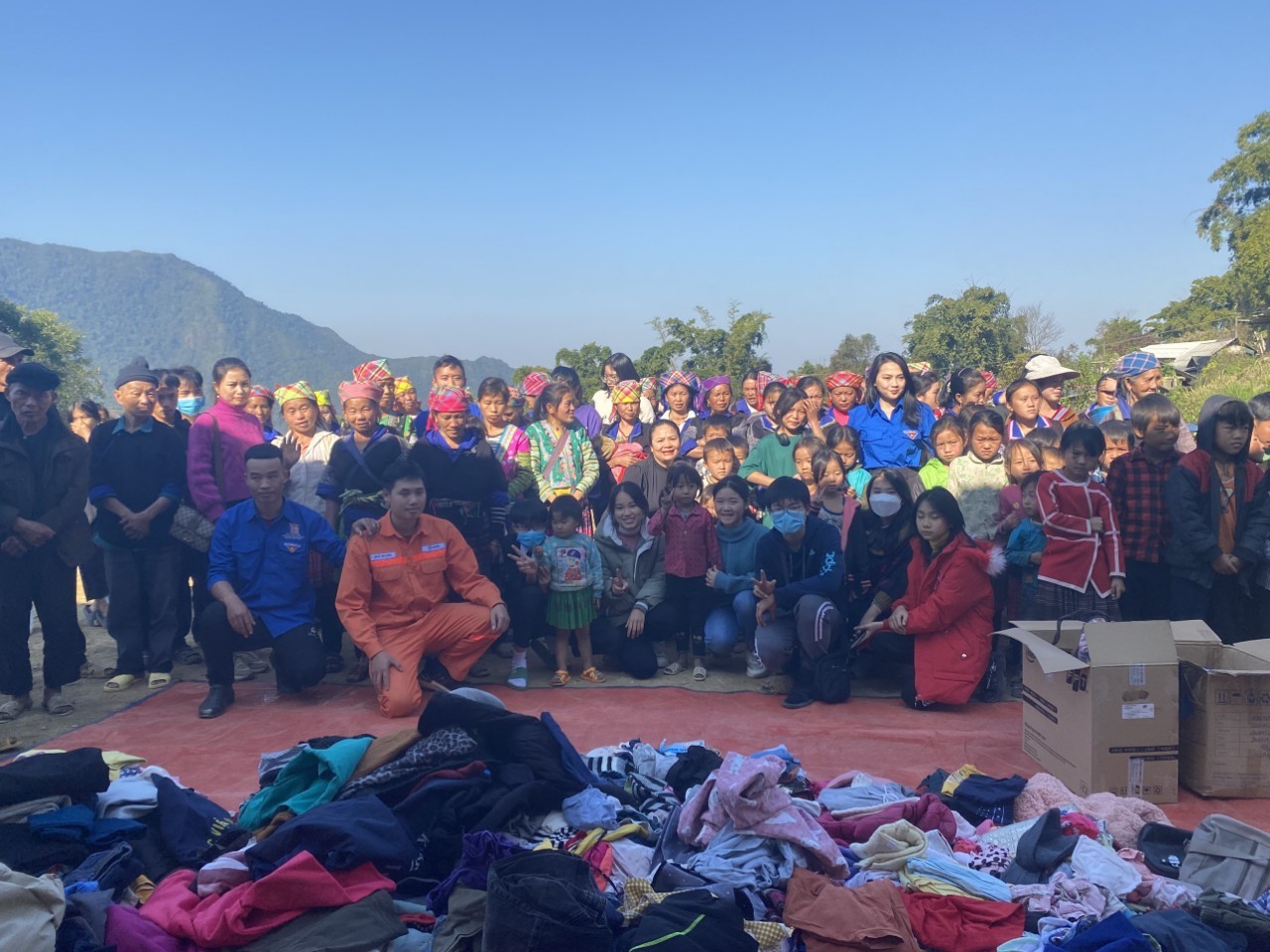 Đoàn Thanh niên Công ty Thủy điện Huội Quảng - Bản Chát tham gia thiện nguyện tại bản Hô Ta, xã Tà Mung