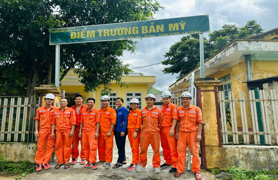 Đoàn thanh niên PXVH Bản Chát phối hợp với Đoàn thanh niên Trung tâm Dịch vụ sửa chữa PSC Sơn La sửa chữa thiết bị điện cho các điểm trường mầm non xã Ta Gia trước năm học mới 2023.