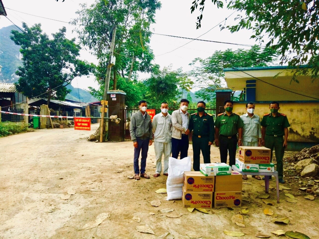 Phân xưởng vận hành Huội Quảng tặng quà khu cách ly tập trung phòng chống dịch Covid-19 tại xã Chiềng Lao, huyện Mường La, tỉnh Sơn La  