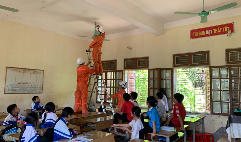 Đoàn thanh niên PXVH Huội Quảng phối hợp với Đoàn thanh niên EVNPSC tại Huội Quảng kiểm tra, sửa chữa thiết bị điện tại Trường THCS Chiềng Lao