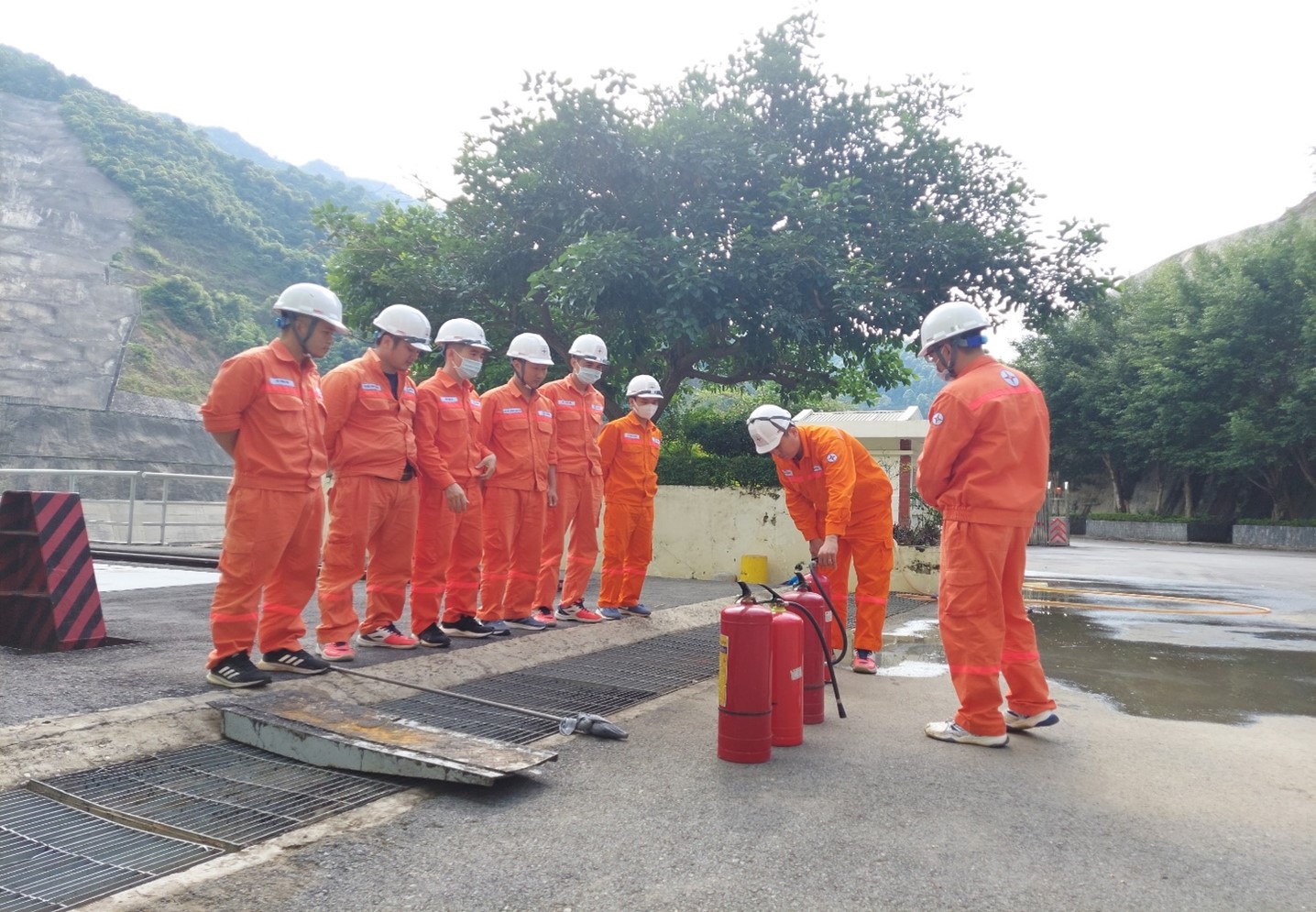 Tổ chức bồi huấn, diễn tập phòng cháy chữa cháy cho nhân viên vận hành Nhà máy Thủy điện Bản Chát