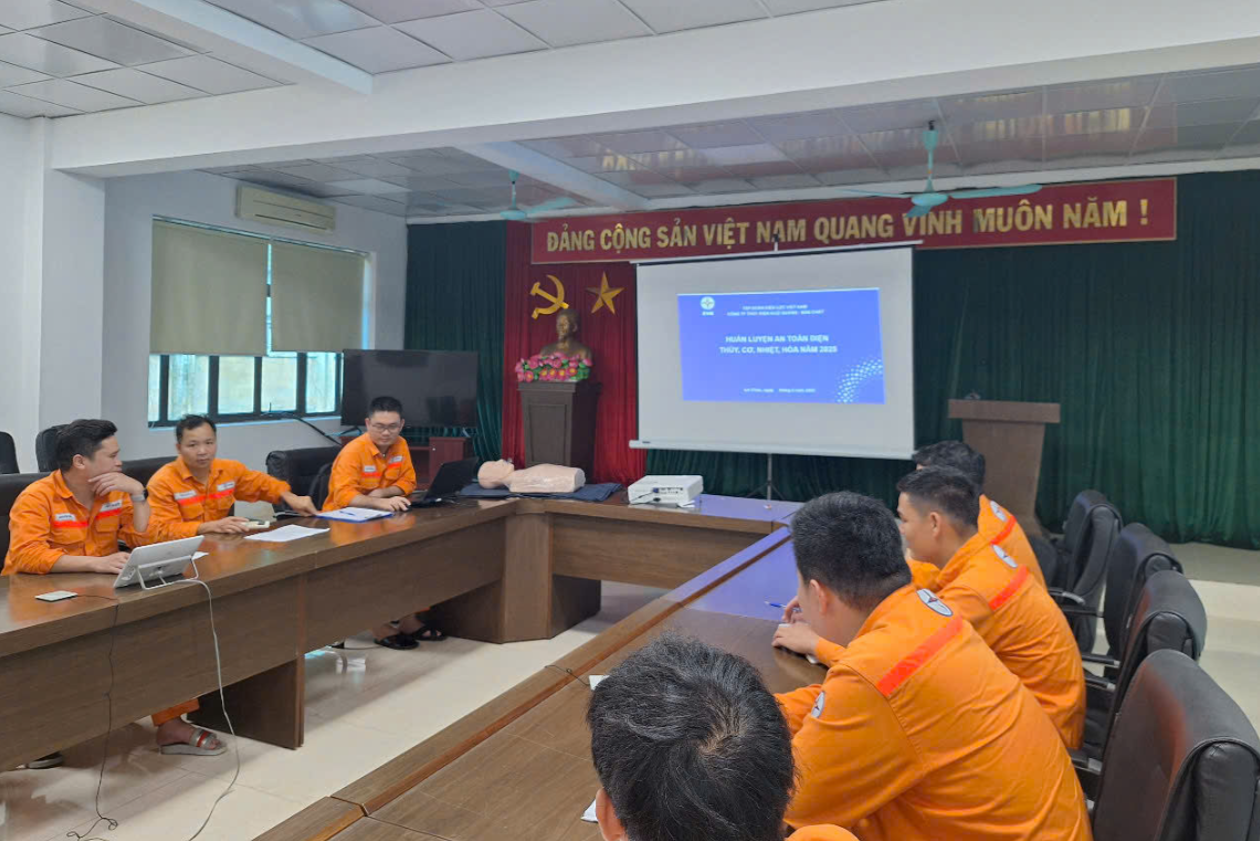 Phân xưởng Vận hành Huội Quảng phối hợp với Phòng Kỹ thuật và An toàn tổ chức huấn luyện định kỳ Quy trình an toàn điện, Quy trình an toàn thủy - cơ - nhiệt hóa cho cán bộ, công nhân viên