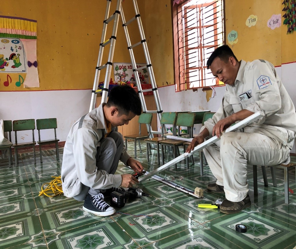Chi đoàn Phân xưởng vận hành Huội Quảng tổ chức sửa chữa hệ thống điện tại điểm trường bản Là Lếch, Trường mầm non xã Chiềng Lao