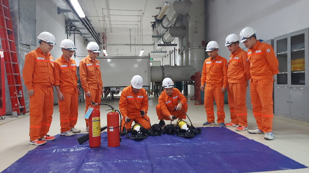 Cán bộ, công nhân viên thực hành kỹ năng sử dụng các trang thiết bị phòng cháy chữa cháy tại Nhà máy Thủy điện Bản Chát