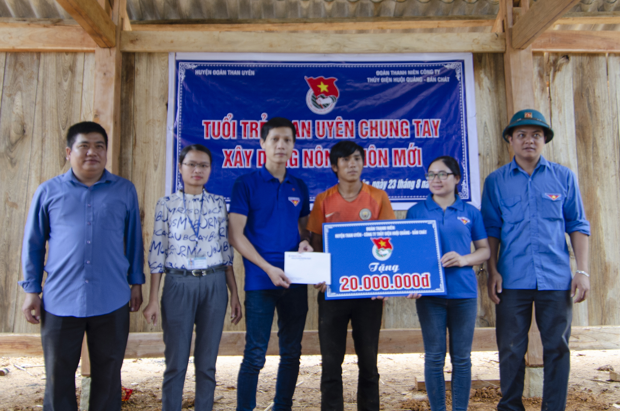 Đoàn Thanh niên Công ty Thủy điện Huội Quảng – Bản Chát dựng nhà dân thuộc hộ nghèo tại Than Uyên.