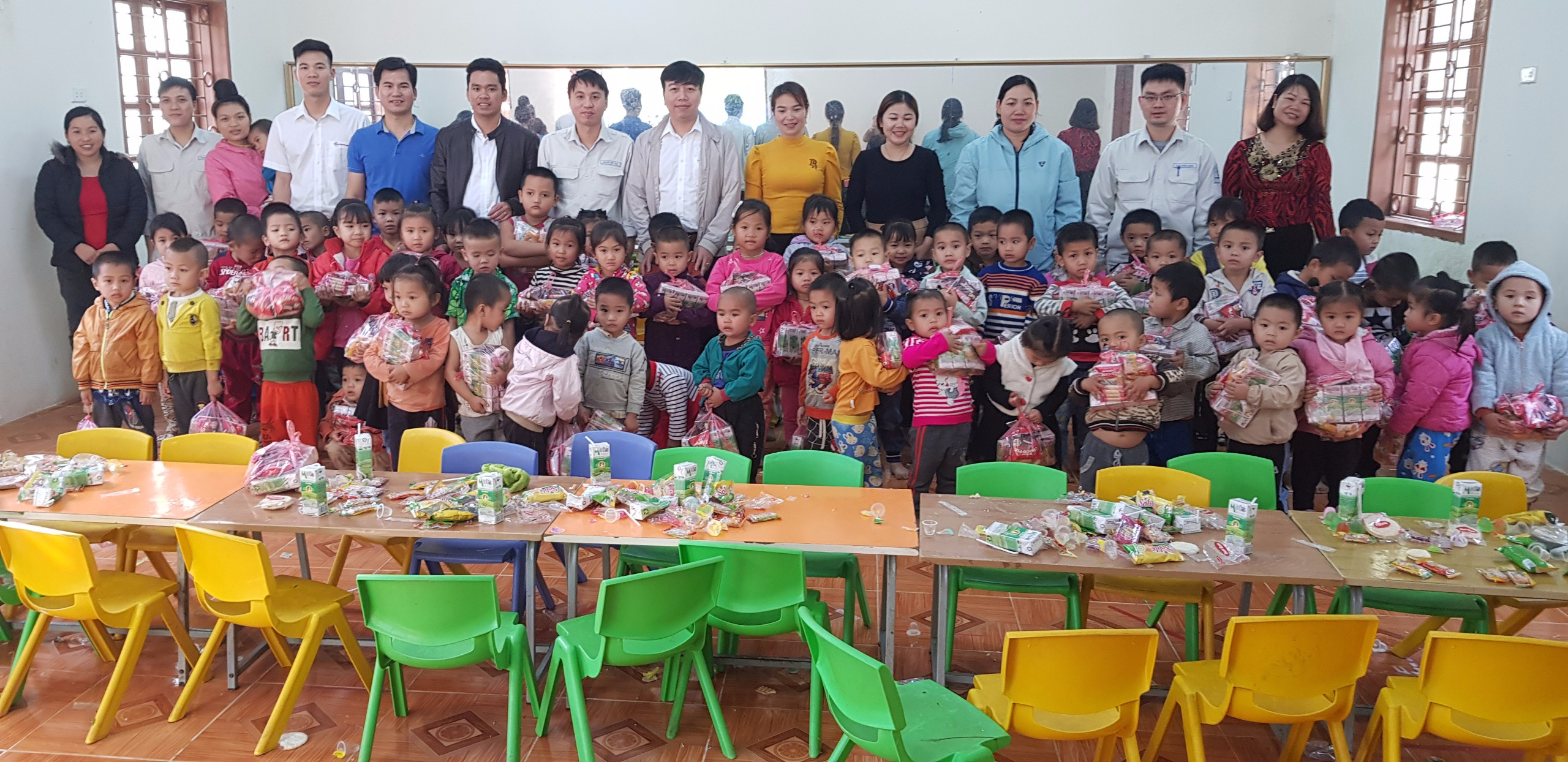 ĐTN PXVH Huội Quảng tổ chức tặng quà cho các em học sinh trường mầm non Chiềng Lao C nhân dịp Tết Nguyên đán 2020.