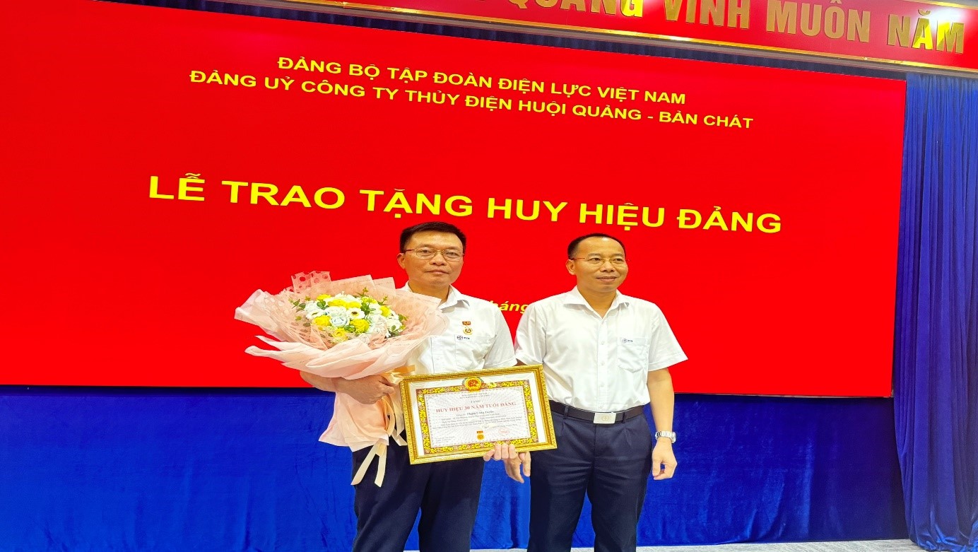 “ĐẢNG ỦY CÔNG TY THỦY ĐIỆN HUỘI QUẢNG - BẢN CHÁT TỔ CHỨC LỄ TRAO TẶNG HUY HIỆU 30 NĂM TUỔI ĐẢNG CHO ĐỒNG CHÍ PHẠM CÔNG TUYẾN - PHÓ BÍ THƯ CHI BỘ KẾ HOẠCH VÀ VẬT TƯ”