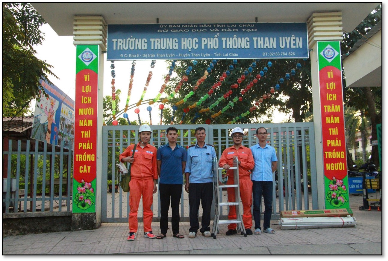 Đoàn thanh niên Công ty Thủy điện Huội Quảng - Bản Chát phối hợp với Đoàn thanh niên Trung tâm Dịch vụ sửa chữa EVN thực hiện sửa chữa thiết bị điện tại các trường học trên địa bàn huyện Than Uyên - Lai Châu