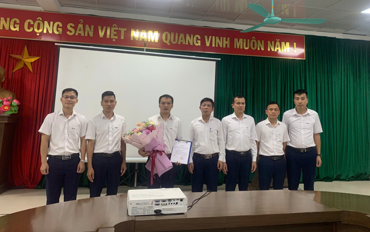 Chi bộ Vận hành Huội Quảng tổ chức Lễ trao quyết định công nhận đảng viên chính thức