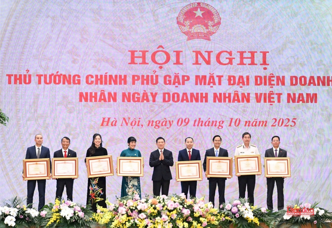 Công ty Thủy điện Huội Quảng - Bản Chát được tặng Bằng khen của Thủ tướng Chính phủ tại Hội nghị gặp mặt đại diện doanh nghiệp nhân Ngày Doanh nhân Việt Nam