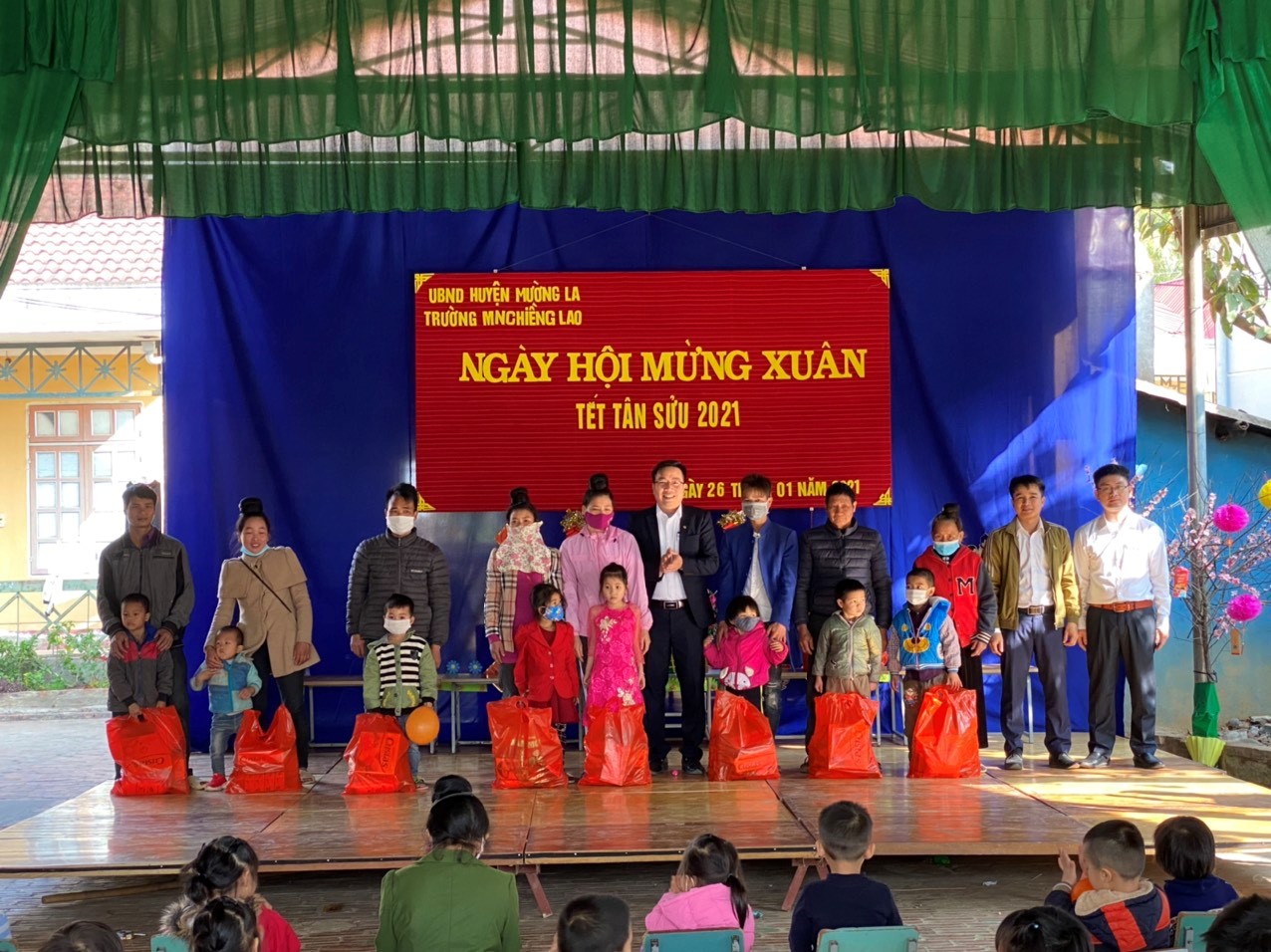 Phân xưởng vận hành Nhà máy thủy điện Huội Quảng tổ chức tặng quà Tết Nguyên đán cho các cháu học sinh