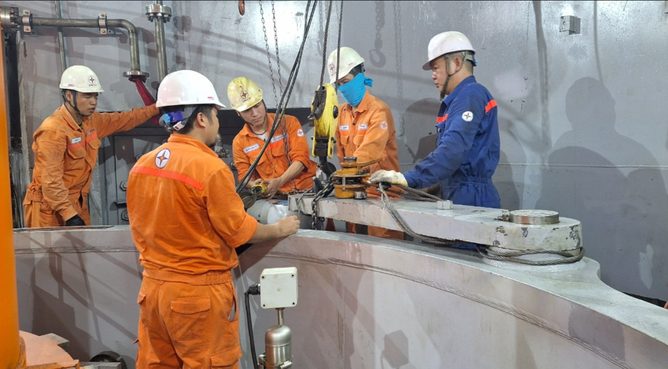Phân xưởng Vận hành Huội Quảng phát hiện và xử lý kịp thời sự cố rò rỉ dầu đầu cần secvomotor tổ máy H2 nhà máy Thủy điện Huội Quảng.