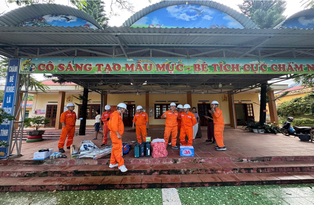 Đoàn Thanh niên Công ty Thủy điện Huội Quảng - Bản Chát chung tay sửa chữa điện cho các điểm trường mầm non tại xã Phúc Than