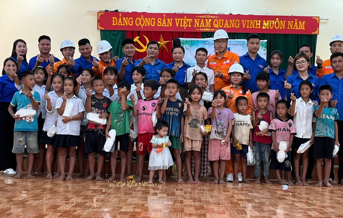 ĐTN Phân xưởng Vận hành Huội Quảng phối hợp ĐTN xã Chiềng Lao tổ chức chương trình “Tổng kết sinh hoạt hè 2025, trao yêu thương đến các em nhỏ vùng cao”.