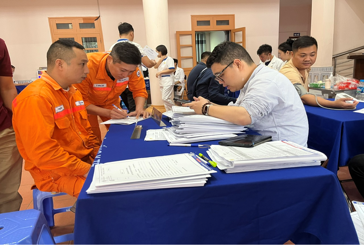 Công ty Thủy điện Huội Quảng - Bản Chát tổ chức khám sức khỏe định kỳ đợt 2 năm 2025 cho cán bộ công nhân viên