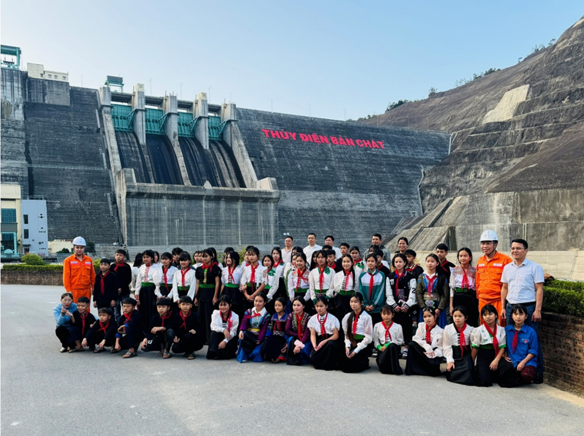 NHÀ MÁY THỦY ĐIỆN BẢN CHÁT ĐÓN ĐOÀN THĂM QUAN, HỌC TẬP THỰC TẾ CỦA TRƯỜNG PTDT TRUNG HỌC CƠ SỞ KHOEN ON