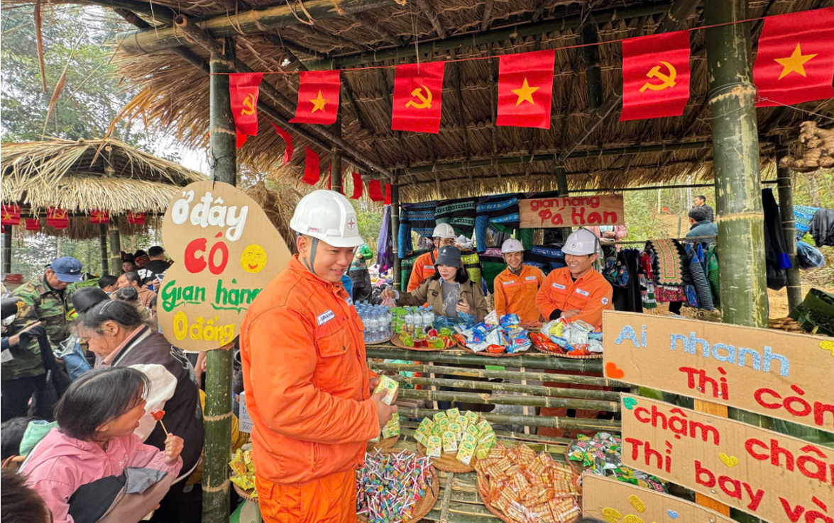 Gian hàng 0 đồng của Đoàn thanh niên Công ty Thủy điện Huội Quảng - Bản Chát tại Phiên chợ xanh xã Chiềng Lao, tỉnh Sơn La.