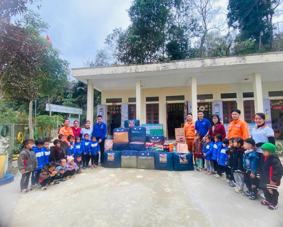 ĐOÀN THANH NIÊN CÔNG TY THỦY ĐIỆN HUỘI QUẢNG - BẢN CHÁT CHIA SẺ YÊU THƯƠNG TẠI ĐIỂM TRƯỜNG HUA CHÍT